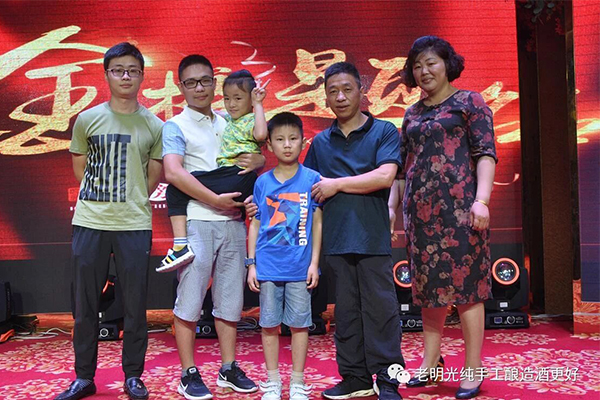 明光酒业重教贺金榜 清华学子钟情老明光 —2018年明光市高考状元赵翔赴清华园欢送仪式