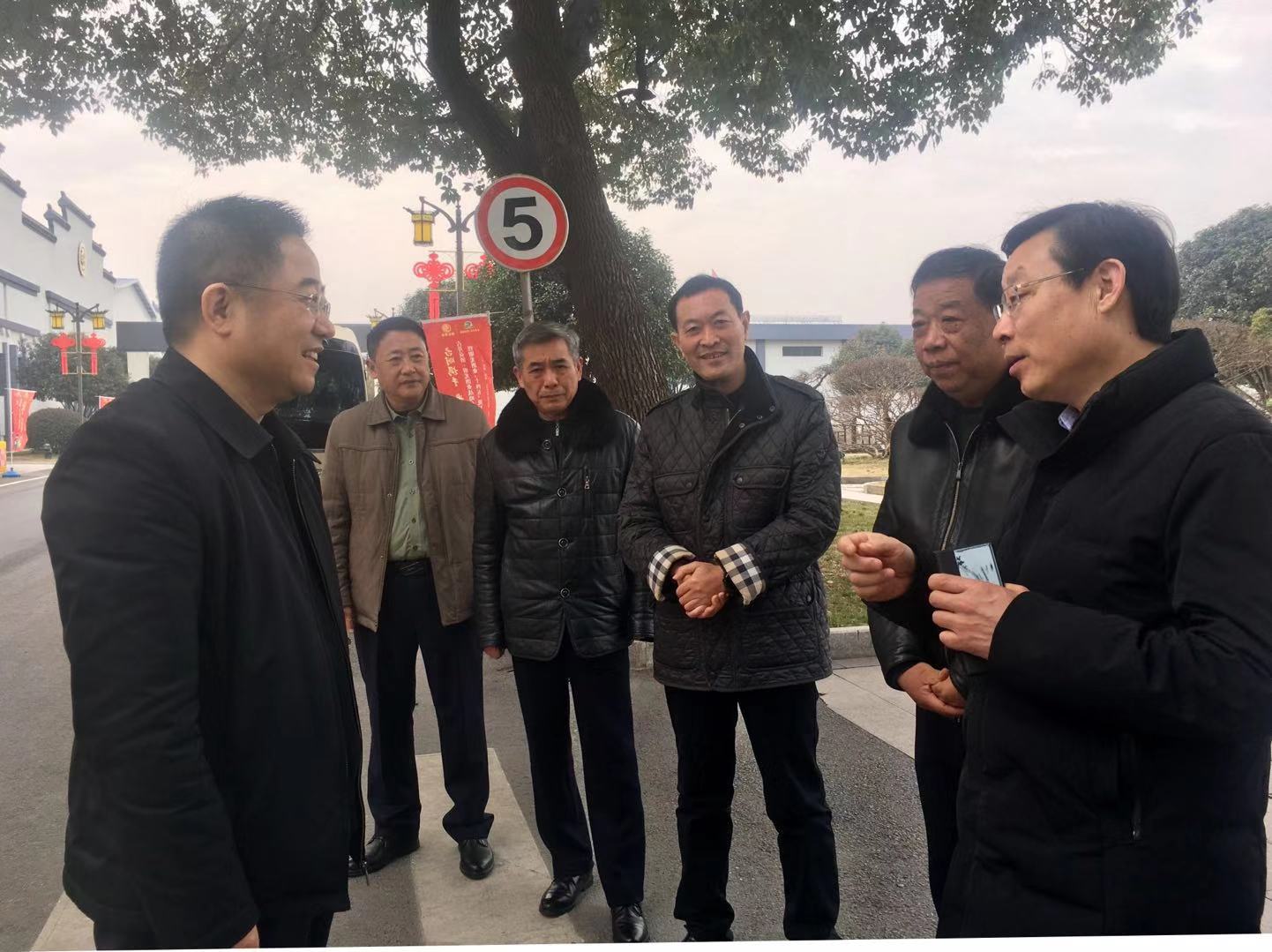 新春送祝福 关怀暖人心 —明光市委书记王珏大年三十慰问明光酒业员工